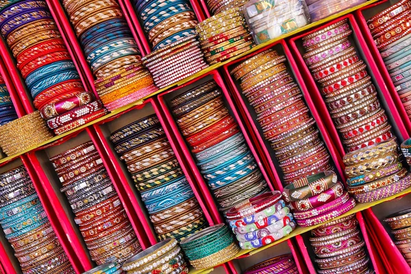 Ausstellung bunter Bangel im Stadtpalast in Jaipur, Indien — Stockfoto