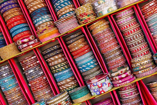 Exhibición de bangels coloridos dentro del palacio de la ciudad en Jaipur, India — Foto de Stock