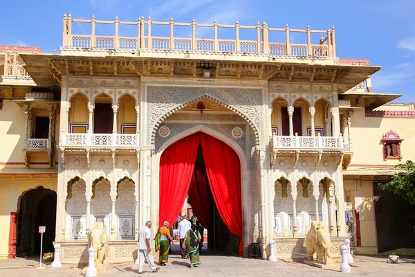 Jaipur, Indie-15 listopada: Rajendra pol w pałacu miejskim w dniu 15 listopada 2014 w Jaipur, Indie. Pałac był siedzibą Maharadża Jaipur, szef klanu Kachwaha Rajput — Zdjęcie stockowe