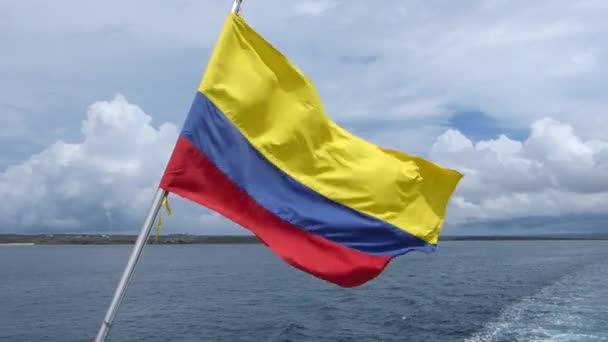 Flaga narodowa w lotach w wiatr na łodzi, Wyspy Galapagos Ekwador — Wideo stockowe