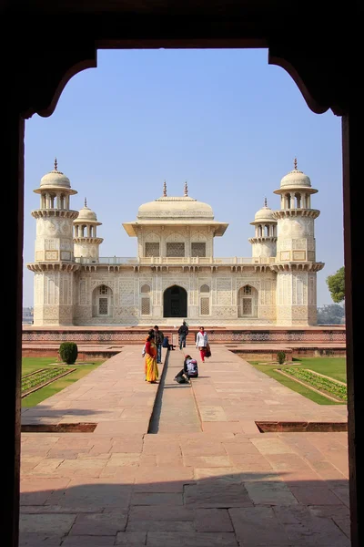 AGRA, INDIA - JANUARY 29: Unidentified people walk near Itimad-ud-Daulah Tomb on January 29, 2011 in Agra, India. This Tomb is often regarded as a draft of the Taj Mahal. — Stock Photo, Image