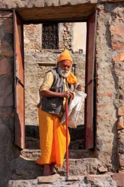 Jaipur, Hindistan - 14 Kasım: Kimliği belirsiz adam 14 Kasım 2014'te Hindistan'ın Jaipur kentinde Kigalta Tapınağı'na yürüyor. Jaipur, Hindistan'ın Rajasthan eyaletinin başkenti ve en büyük şehridir..