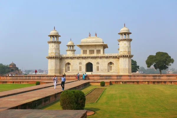 AGRA, INDIA - JANUARY 29: Unidentified people walk near Itimad-ud-Daulah Tomb on January 29, 2011 in Agra, India. This Tomb is often regarded as a draft of the Taj Mahal. — Stock Photo, Image