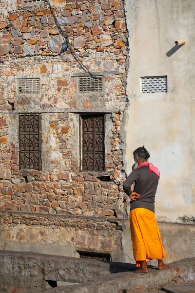 JAIPUR, ÍNDIA - NOVEMBRO 14: Homem não identificado está na rua em 14 de novembro de 2014 em Jaipur, Índia. Jaipur é a capital e maior cidade do estado indiano de Rajastão — Fotografia de Stock