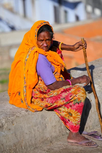 Jaipur, India-november 14: azonosítatlan nő ül egy kőfal november 14, 2014-ban Jaipur, India. Jaipur az indiai Rajasthan állam fővárosa és legnagyobb városa. — Stock Fotó
