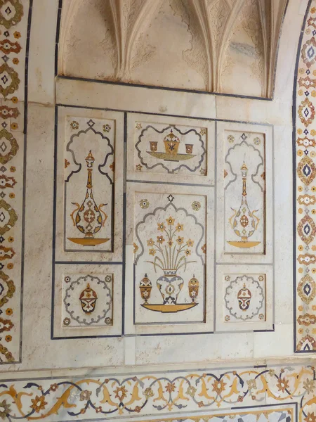 AGRA, INDIA - 6 de noviembre: Detalle del tallado en piedra dura en el Mausoleo Itimad-ud-Daulah el 6 de noviembre de 2014 en Agra, India. Este mausoleo es a menudo considerado como un borrador del Taj Mahal . —  Fotos de Stock