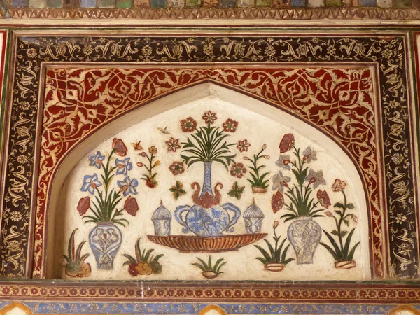 Agra, Indien - 6. November: Detail der Wandmalerei im itimad-ud-daulah Mausoleum am 6. November 2014 in agra, Indien. dieses Mausoleum wird oft als Entwurf des Taj Mahal betrachtet. — Stockfoto