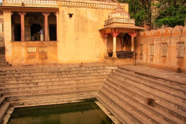 Jaipur, Indie-3. února, chrám Galtaji (3. únor 2011, Jaipur, Indie) Chrám se skládá z řady chrámů postavených do úzké štěrbiny v okruhu kopců, které obklopují Jaipur.. — Stock fotografie