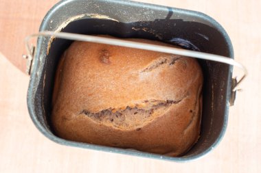 Ekmek makinesinde keten tohumlu taze pişmiş tam tahıllı ekmek..