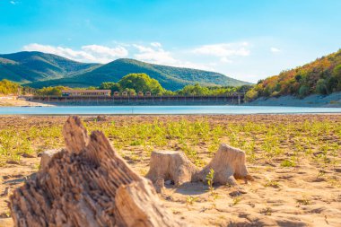 Rusya 'nın güneyinde Sukko Gölü. Kuraklık. Turistik yerler, güzel yaz manzaraları..