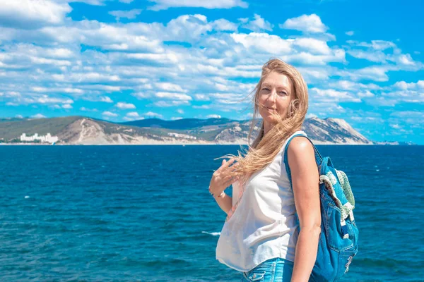 Жінка Світлим Волоссям Рюкзаком Фоні Моря Гір Подорожей Туризму — стокове фото