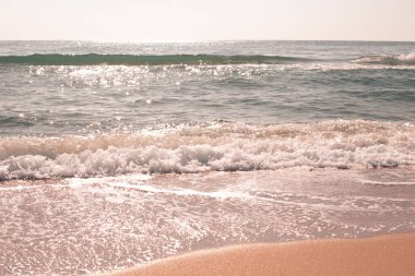 Deniz ve ışık dalgaları, güneş suda parıldıyor. Seyahat ve turizm, dinlenme ve dinlenme.