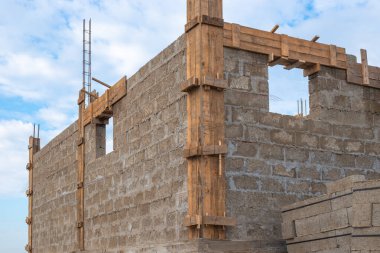 İnşaat aşamaları. Zemin kattaki tuğla tuğlalı ev..