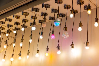 Çeşitli şekillerde parlayan lambalar, oda ışıklandırması ve dekor.