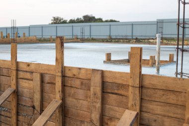 Konut binasının temelleri çimento, inşaat ve gayrimenkul ile doludur..