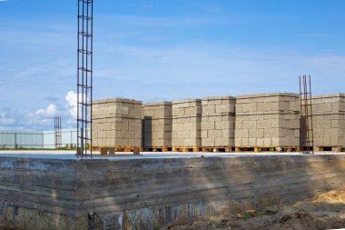 Duvarlar için bir konut binası, temel ve paletler inşa etmek.