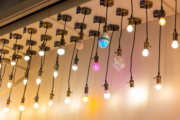 Çeşitli şekillerde parlayan lambalar, oda ışıklandırması ve dekor.