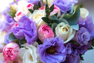 Güzel, parlak bir buket küçük gül, narin çiçekli arka plan. Yumuşak odaklanma.