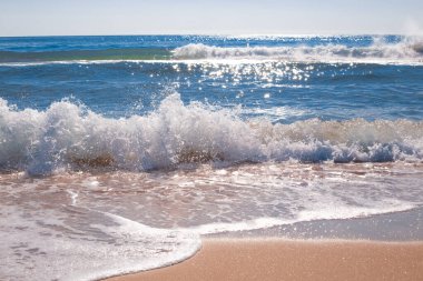 Parlak güneş ışınlarıyla güzel deniz dalgaları, duvarda duvar kağıtları.