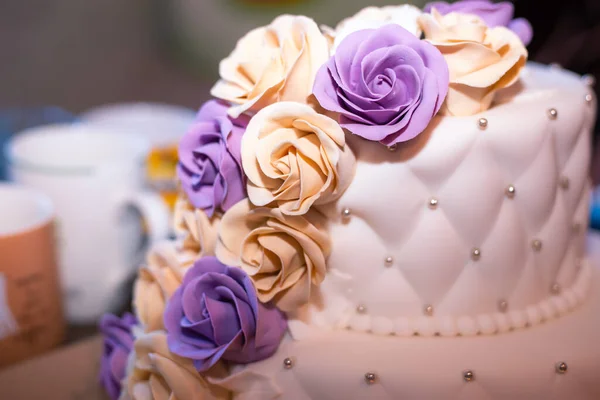 Gyönyörű Emeletes Szülinapi Torta Masztix Rózsákkal Finom Süteményekkel — Stock Fotó