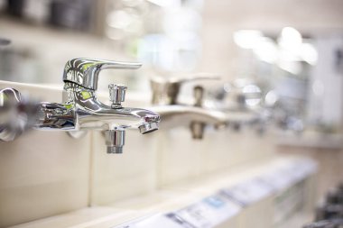 Parlak krom leğen karıştırıcı musluğu, tesisat kurulumu ve bakımı.