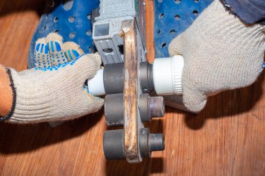 Tesisatçı, su tedarik etmek için polipropilen borusunu lehimler..