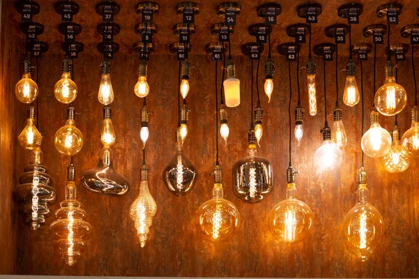 Vintage Glowing Light Bulbs Brown Wall Background Home Indoor Decor — Stock Photo, Image