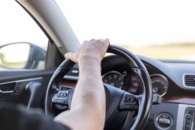 Araba süren bir adam, kuaförden manzara. Business class taşımacılığı.