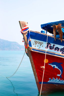 Koh Chang, Tayland-01.18.2020: Asya 'da Bang Bao köyündeki Koh Chang adasındaki bir balıkçı limanındaki geminin pruvası.