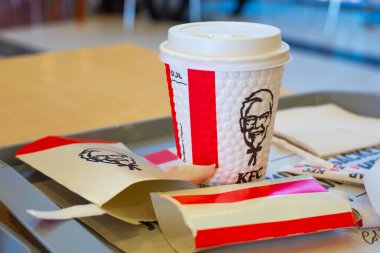 Surgut, Rusya - 01.25.2020: KFC Cafe 'de yenen yiyeceklerle ambalaj, fast food, abur cubur