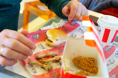 Surgut, Rusya - 01.25.2020: KFC cafe fast food 'da sağlıksız yiyecekler yemek