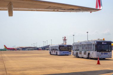 Pattaya, Tayland, 01.21.2020: Havaalanındaki yolcularla dolu otobüsler