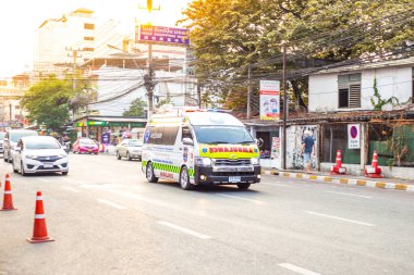 Pattaya, Tayland - 01.20.2020: Ambulans aramak için şehir caddesi boyunca seyahat ediyor.