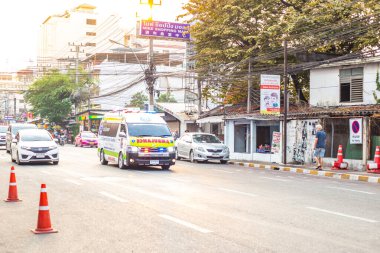 Pattaya, Tayland - 01.20.2020: Ambulans aramak için şehir caddesi boyunca seyahat ediyor.