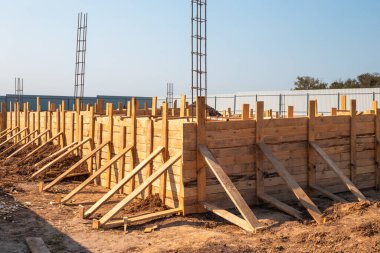 Bir kır evi inşaatı. Çerçevenin üretimi için bir kare şeklinde ahşap biçimlendirme.