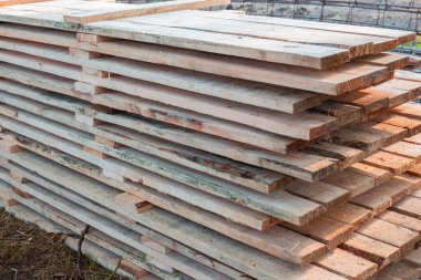 Ahşap döşemeler, düzgün katlanmış inşaat panelleri şeklinde çekiçlenmiştir..