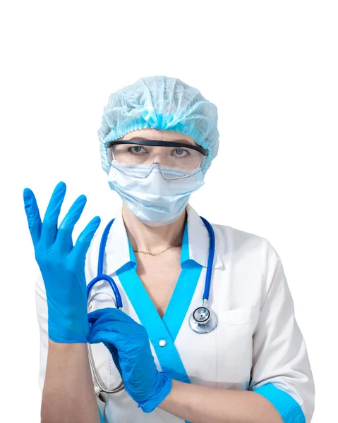 Krankenschwester Mit Schutzmaske Und Schutzbrille Zieht Blaue Gummihandschuhe Isolierter Hintergrund — Stockfoto