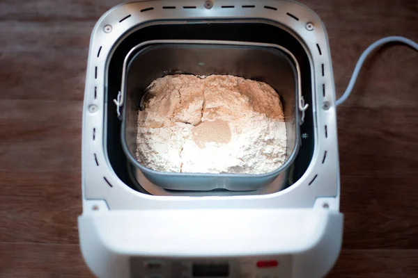 Elektrischer Brotbackautomat Mit Zutaten Zum Brotbacken Frisches Hausgemachtes Brot — Stockfoto