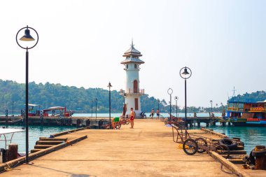 Koh Chang, Tayland-01.18.2020: Tropikal bir adada bir deniz iskelesindeki deniz feneri. Seyahat ve turizm