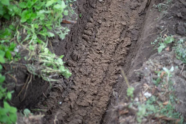 Una Zanja Excavada Por Una Excavadora Suelo Para Colocar Sistema — Foto de Stock