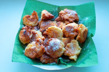 Tabakta ev yapımı kek, çay için tatlı peynirli kek.