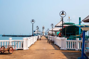 Koh Chang, Tayland-01.18.2020: Tropikal bir adada bir deniz iskelesindeki deniz feneri. Seyahat ve turizm