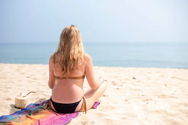 Biała Kobieta Bikini Siedzi Piasku Plaży Pozycji Lotosu Pobliżu Znajduje — Zdjęcie stockowe