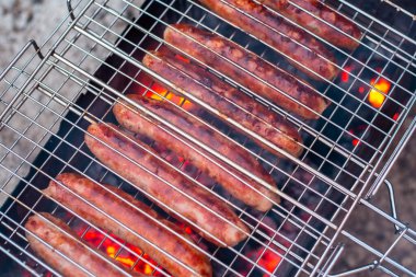 Izgara domuz sosisi, lezzetli yemekler. Ekim Festivali.