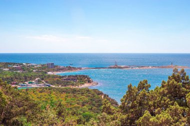 Panoramik gözlem güvertesi Bolşoy Utriş. Deniz ve dağlar. Doğanın güzelliği.