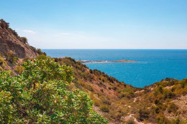 Panoramik gözlem güvertesi Bolşoy Utriş. Deniz ve dağlar. Doğanın güzelliği.