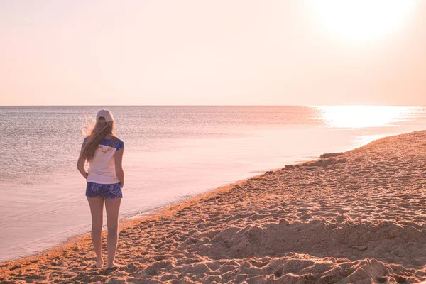 Μια Γυναίκα Στέκεται Δίπλα Στη Θάλασσα Καλοκαίρι Και Κοιτάζει Ηλιοβασίλεμα — Φωτογραφία Αρχείου