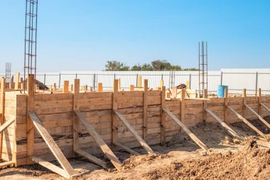 Vakfa sabitlenmiş ahşap işçiliğin yakın çekimi. Kırsalda bir ev inşa etmek..