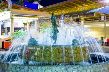 Phuket, Tayland - 29.29.2018: Patong Caddesi 'ndeki çeşme, Asya' daki gece hayatı