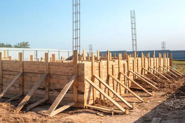 Close-up of the hous wooden formwork anchored to the foundation. Building a house in the countryside. — Stock Image Close Hous Wooden Formwork Anchored Foundation Building House Countryside Royalty Free Stock Photos